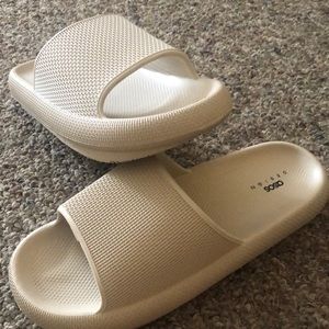 Size 11 men’s slides